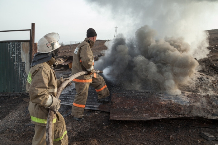 Крупный пожар тушат в омской деревне, пострадал человек, возбуждено уголовное дело