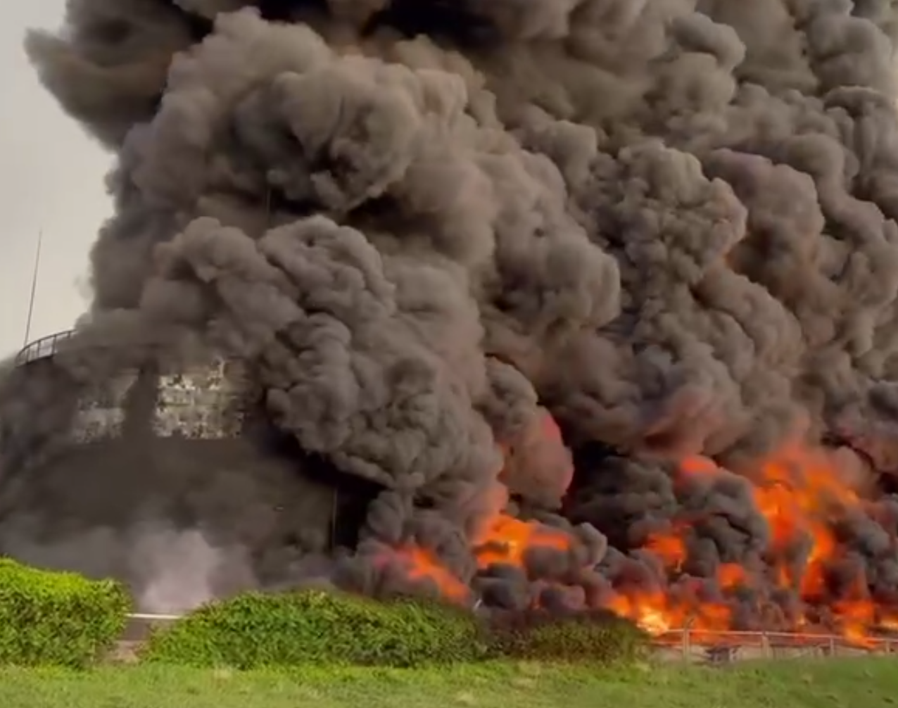 Резервуар с топливом загорелся в Севастополе после попадания беспилотника