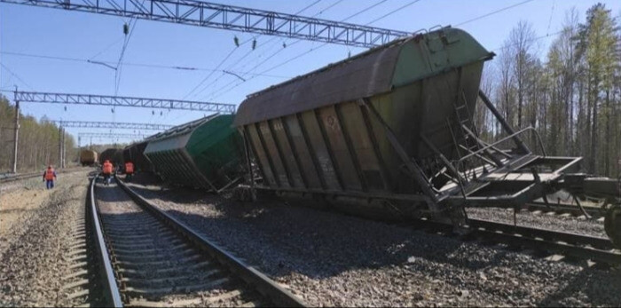 Грузовой поезд сошел с рельсов в Брянской области из-за подрыва ж/д путей