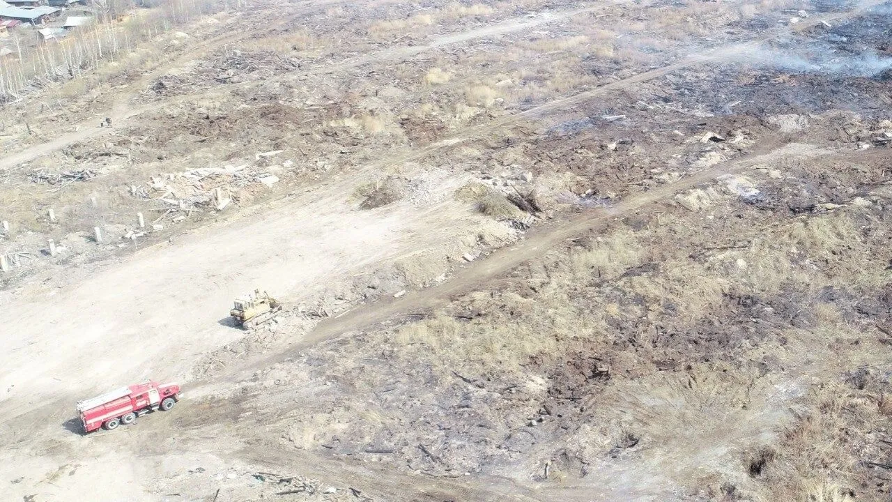 Очаги тления ликвидируют в свердловском поселке Сосьва, где на прошлой неделе сгорели более сотни домов