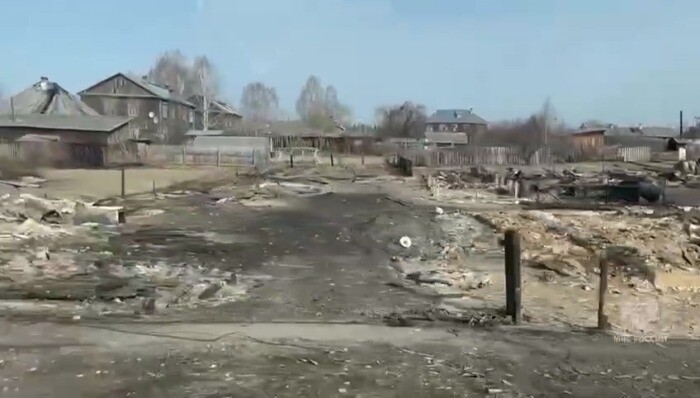 Природные пожары уничтожили в Свердловской и Курганской областях более 300 строений - полпредство