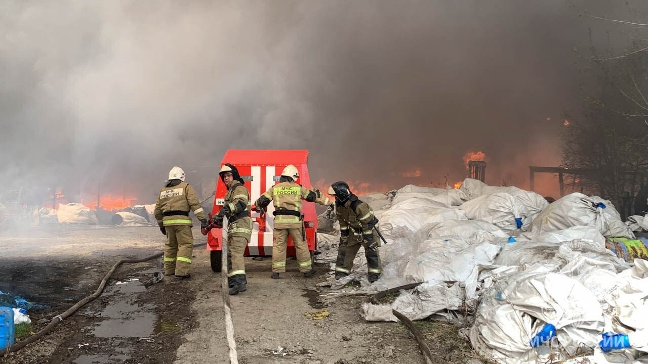Пожар, охвативший склады в Екатеринбурге, локализован на площади 4 тыс. кв. м - МЧС