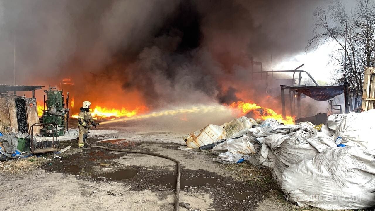 Два склада горят на площади 2 тыс. кв. метров в одном из микрорайонов Екатеринбурга