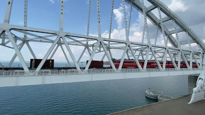 Железнодорожное движение на Крымском мосту полностью восстановлено с опережением сроков - Хуснуллин