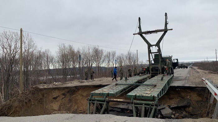 Военные установили понтонный мост на месте обрушения дороги под Североморском