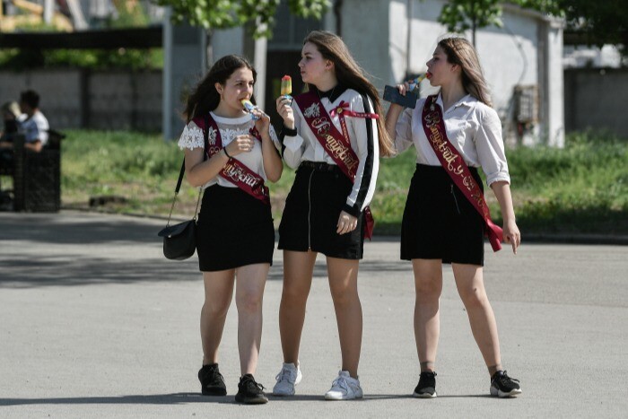 Курским школам рекомендовали провести линейки 23 мая в очном формате