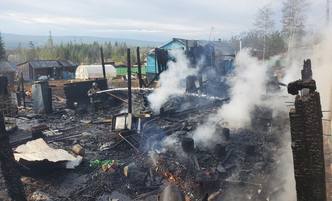 Женщина и двое детей погибли на пожаре в Иркутской области