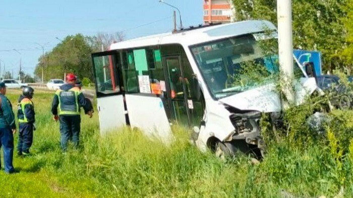 Семь человек пострадали в ДТП с маршруткой в Саратовской области