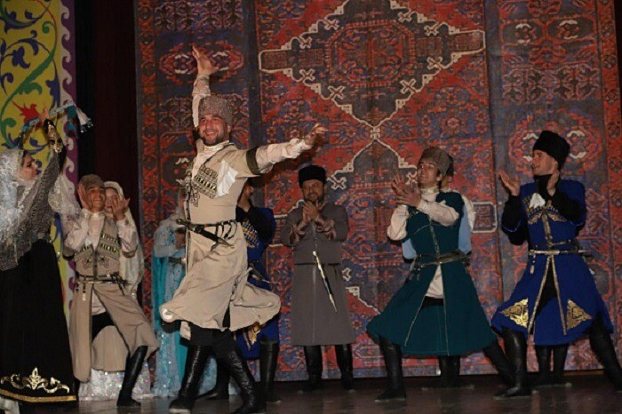 Фестиваль кумыкской культуры "Наследие отцов" прошел в Дагестане в честь 100-летнего юбилея поэта Расула Гамзатова