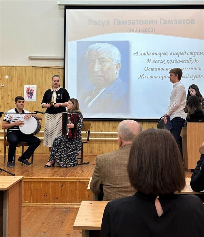 Памятный вечер в честь юбилея Расула Гамзатова организовали в мединституте Карачаево-Черкесии