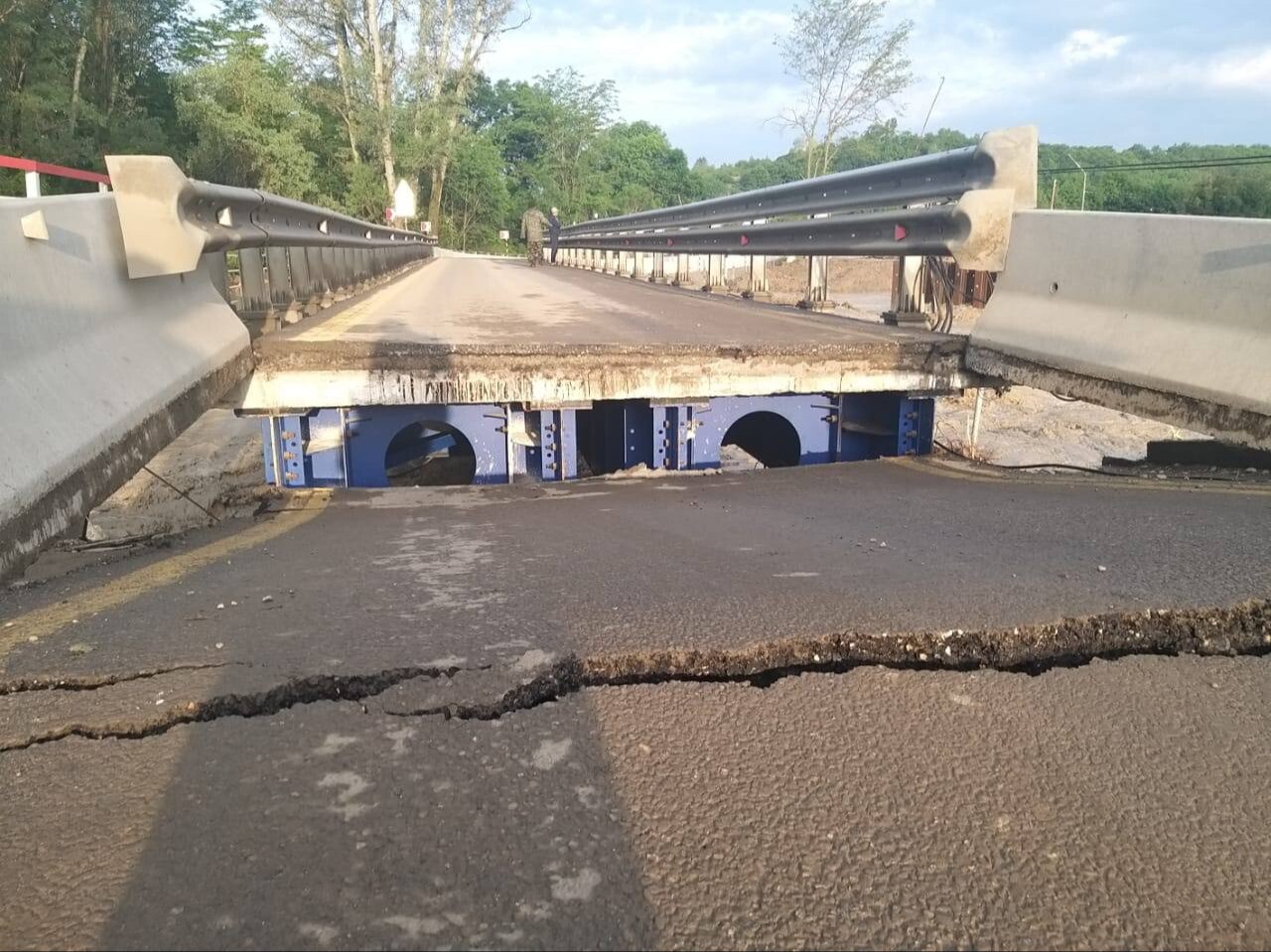 Движение на участке федеральной дороги в Мостовском районе на Кубани перекрыто из-за повреждения моста - ГИБДД