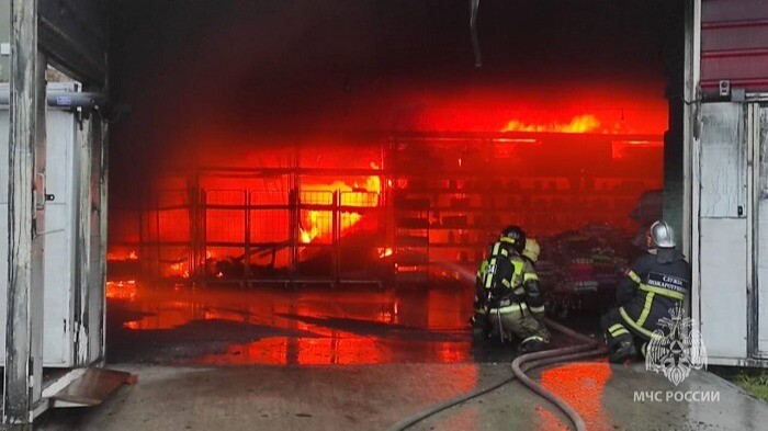 Площадь пожара на складе с пряжей в Ростове-на-Дону достигла 800 кв. метров - МЧС