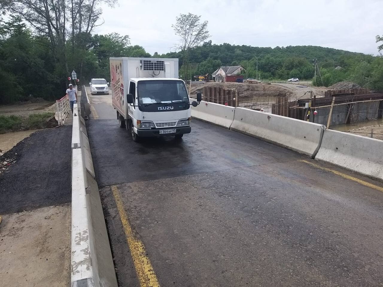 Движение по поврежденному паводком мосту в Мостовском районе Кубани восстановлено - власти