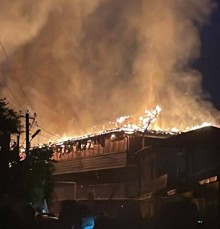 Кровля обрушилась у горящего на Кубани гостевого дома - МЧС