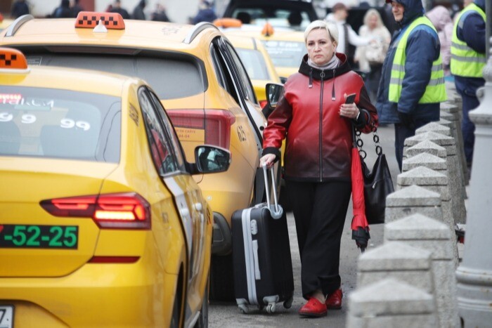 Петербургских таксистов могут обязать красить машины в белый цвет