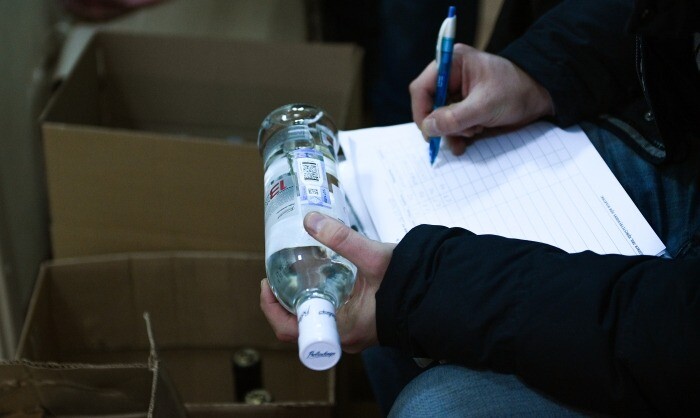 В ЕАО таможенники обнаружили на судне из Китая более 80 литров нелегального алкоголя