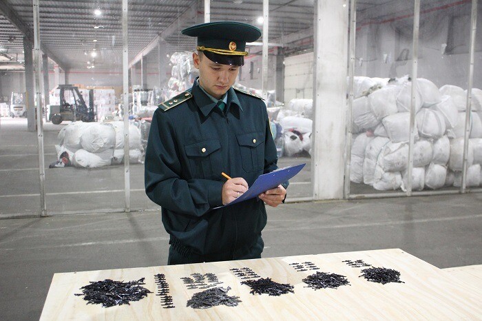 Более 1 тыс. миниатюрных автоматов Калашникова не пропустили в Петербург из Китая