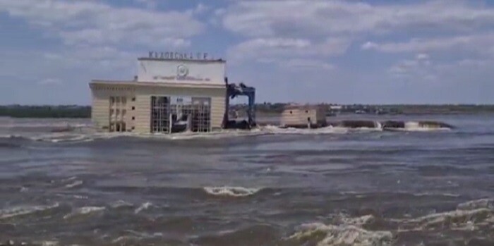 МЧС РФ поручило властям Херсонской области провести предварительную оценку ущерба после разрушения Каховской ГЭС