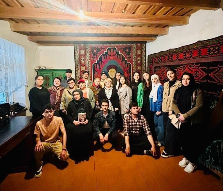Экскурсию в дом-музей Расула Гамзатова провели для иностранных студентов Дагестанского госуниверситета