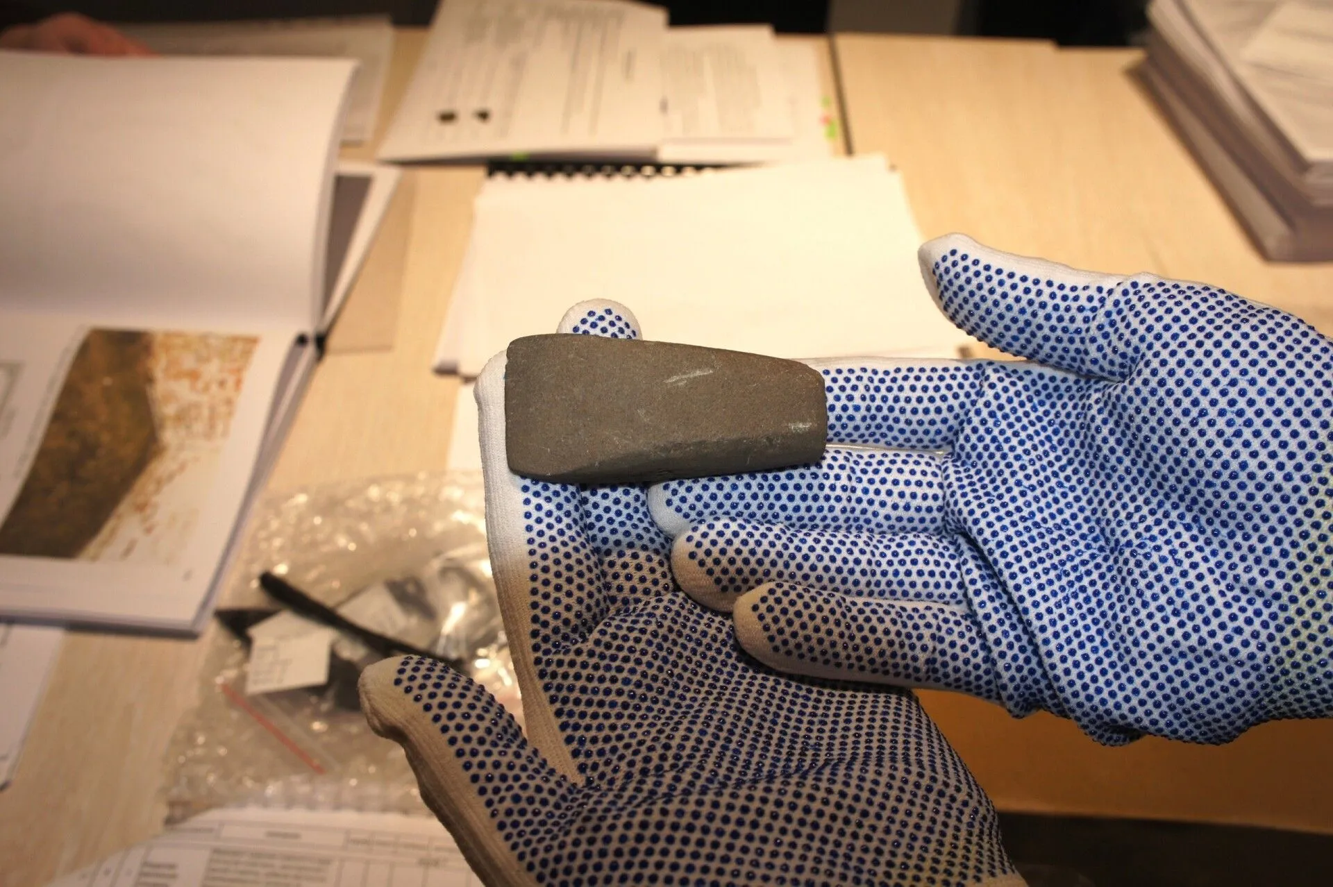 Топорик возрастом 6000 лет нашли на территории Кирилло-Белозерского монастыря