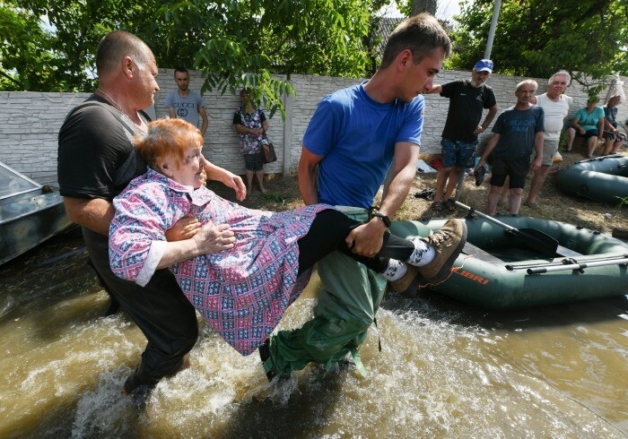 Сотрудники МЧС РФ спасли более 2,2 тыс. человек, пострадавших от наводнения в Херсонской области