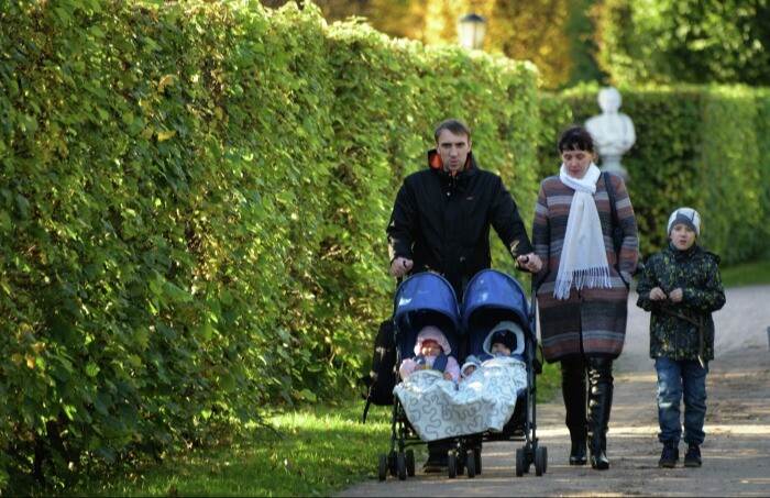 Минтруд РФ предлагает наделить семьи с тремя детьми статусом "многодетные"