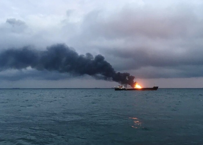 Иностранное судно загорелось у берегов Приморья, пострадали два человека