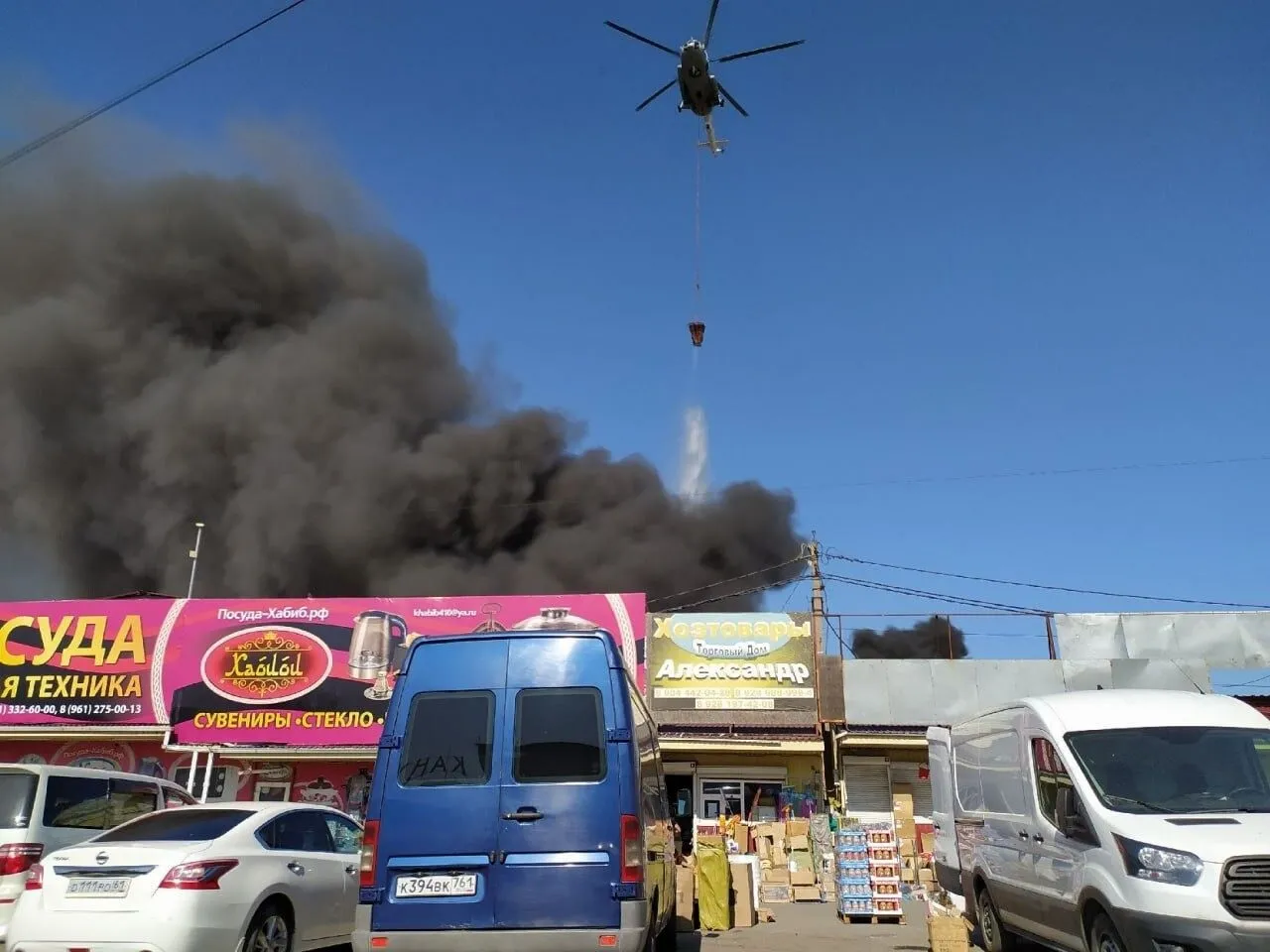 Дорога вблизи ростовского рынка, где тушат крупный пожар, частично перекрыта