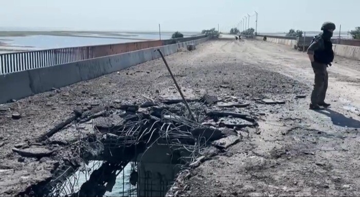 Строители приступили к ремонту поврежденного обстрелом моста между Крымом и Херсонской областью