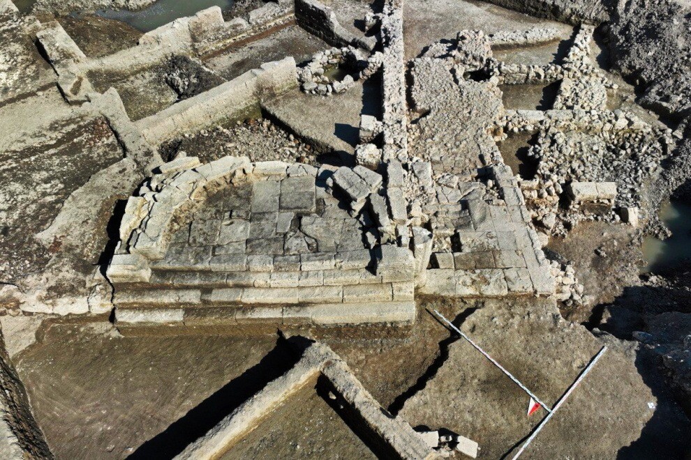 Античный мавзолей с общественной постройкой обнаружили археологи на раскопках древнего Херсонеса