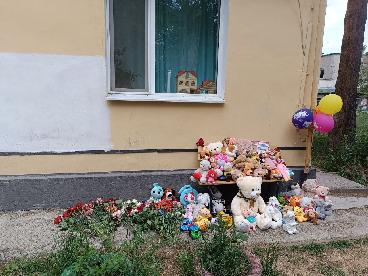 Екатеринбуржцы несут цветы и игрушки к дому, где жил погибший мальчик