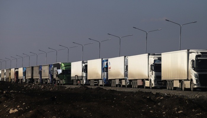 Более 350 грузовиков стоят в очереди на Керченскую переправу со стороны Кубани