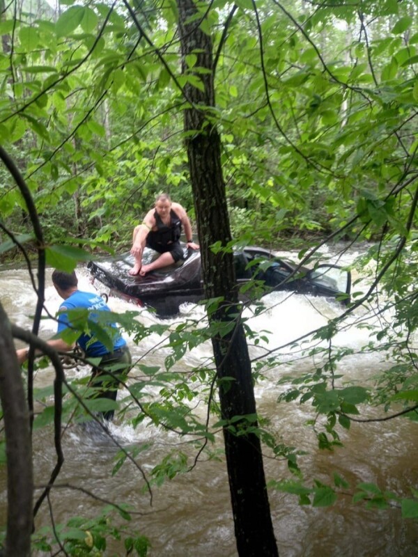 Мужчину спасли из машины, плывшей по бурной реке в Иркутской области