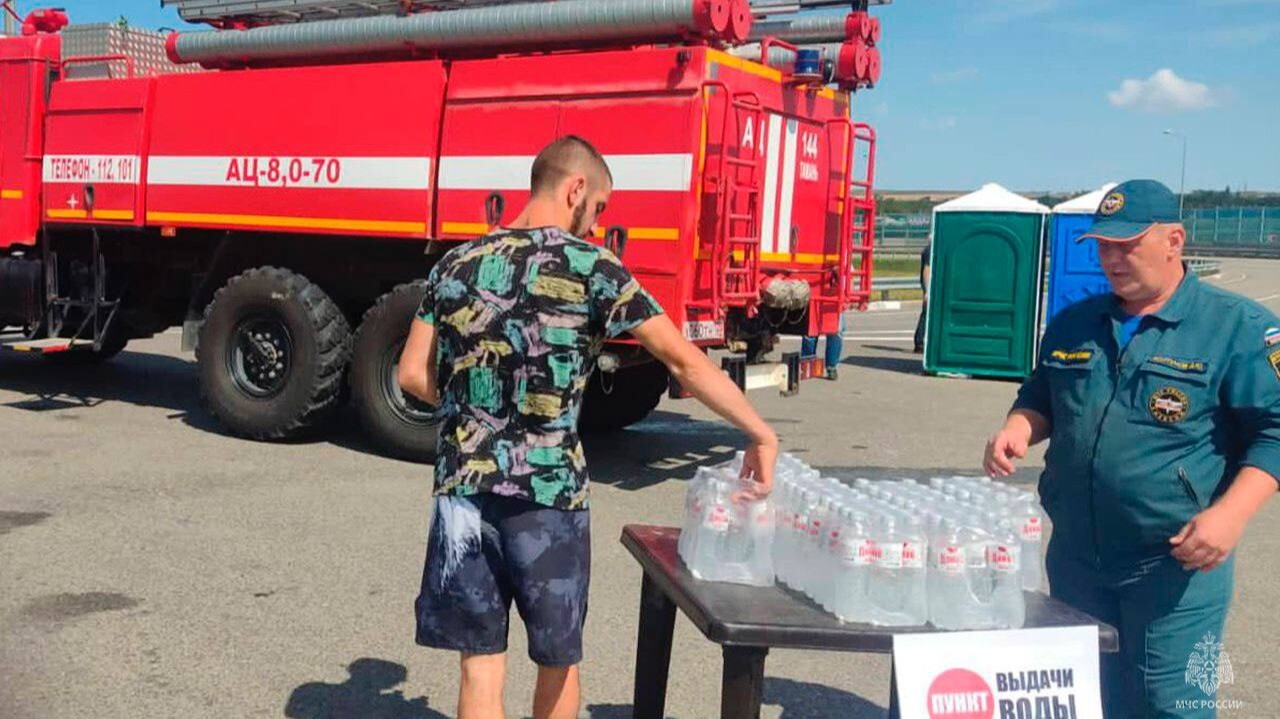 Порядка тысячи литров бутилированной воды за сутки раздали спасатели водителям и пассажирам на Крымском мосту