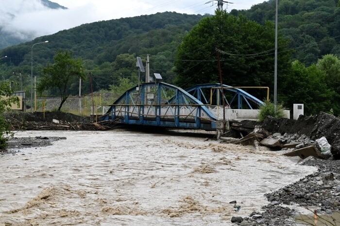 Из-за непогоды в Сочи уровень рек достиг опасного уровня - власти