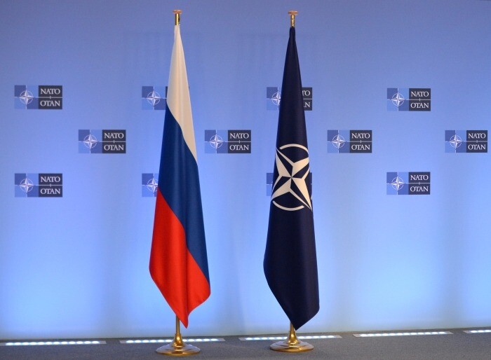 Песков: в Европе не сознают ошибочности линии на размещение баз НАТО у границ РФ
