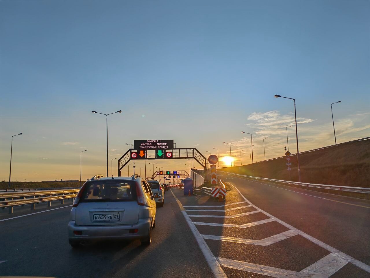 Пробка на подъезде к Крымскому мосту с Кубани превышает 100 машин