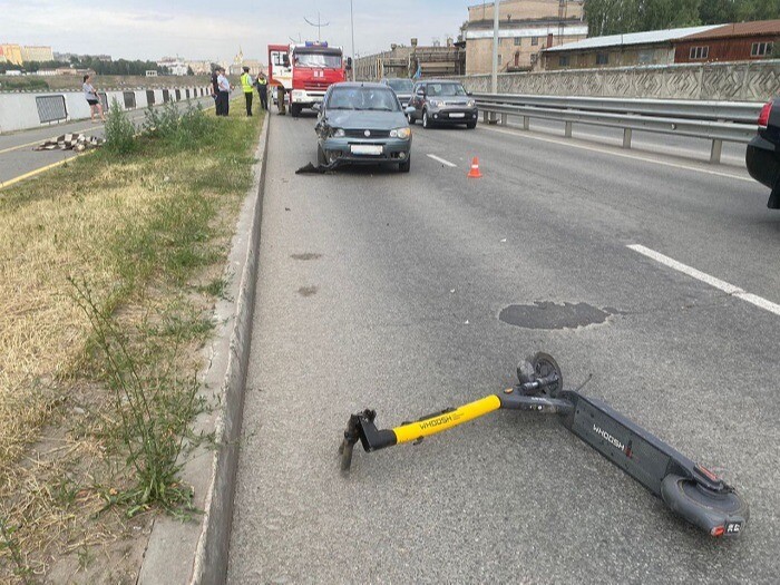 Автомобиль сбил электросамокат, выехавший на проезжую часть в Ижевске, водитель самоката пострадал, пассажирка погибла