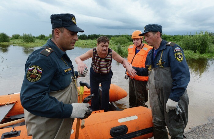 Спасатели эвакуируют маломобильных жителей Туапсинского района Кубани из-за угрозы подтопления домов