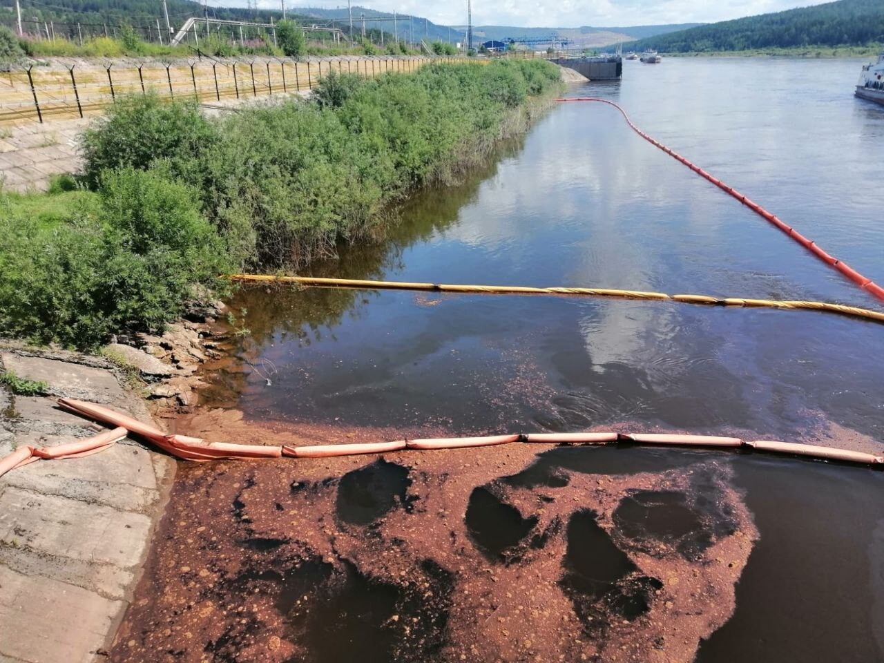 Утечка нефтепродуктов из танкера произошла на реке Лене в Иркутской области
