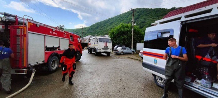 Почти 50 человек спасли сотрудники МЧС из зоны подтопления в Туапсинском районе Кубани