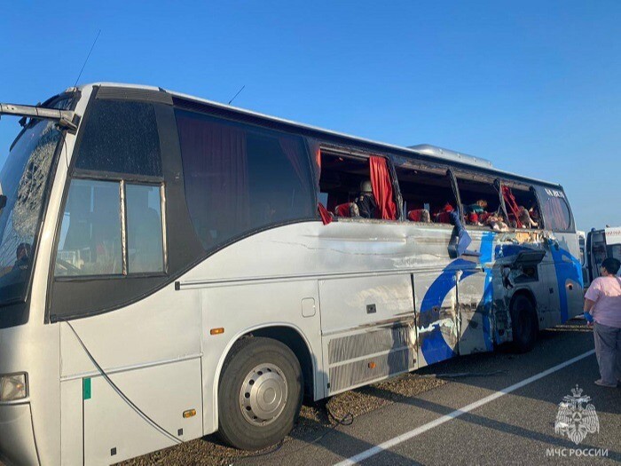 Одиннадцать пострадавших в ДТП с автобусом и грузовиком на Кубани, в том числе двое детей, находятся в больнице