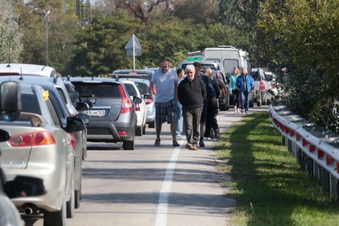 Пробка на подъезде к Крымскому мосту со стороны Кубани составляет около трех километров - власти