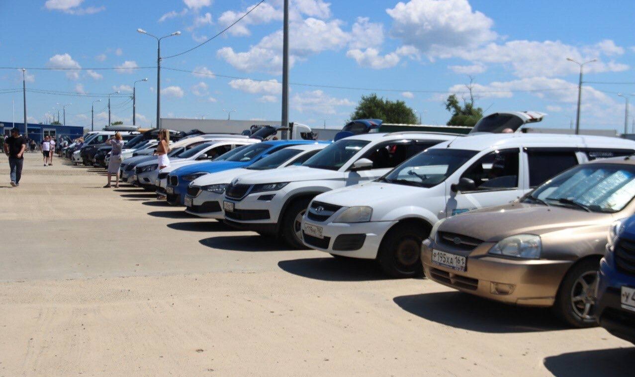 Более 80 грузовиков остаются на одной из накопительных парковок в Темрюкском районе Кубани, еще две площадки - пусты