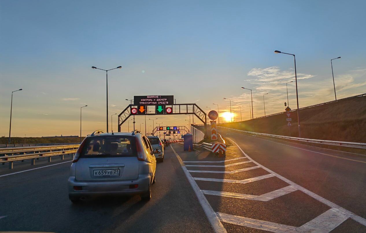 Четырехкилометровая очередь из автомобилей образовалась в Темрюкском районе Кубани в направлении Крымского моста - оперштаб