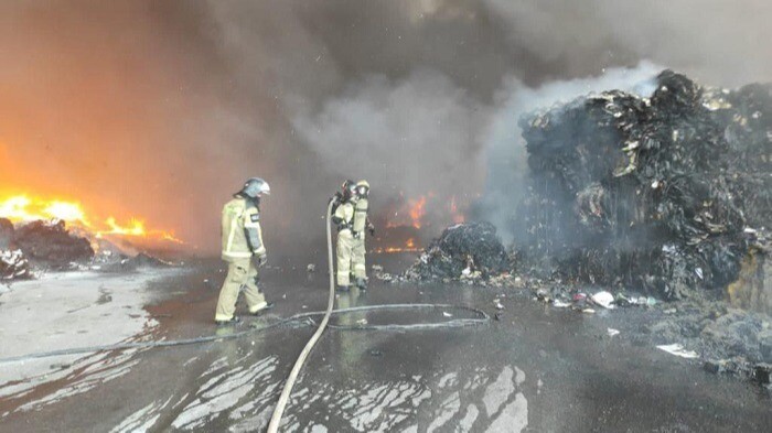 Площадь пожара на складе с макулатурой в Ростовской области увеличилась до 2,5 тыс. квадратных метров