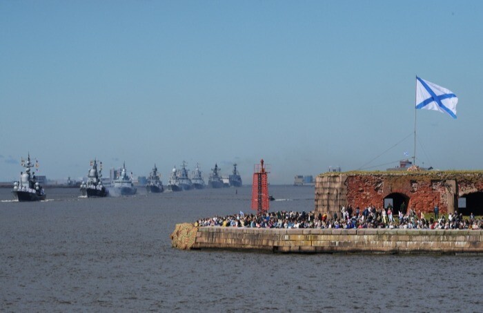Петербуржцам начали выдавать пропуска в Кронштадт в связи с Главным военно-морским парадом