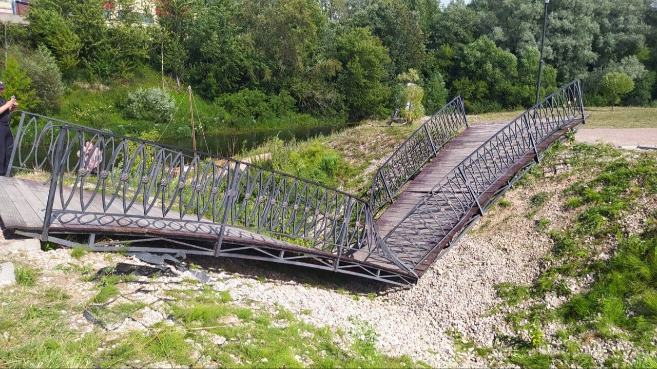 Один человек погиб и трое пострадали при обрушении пешеходного моста в Ленобласти