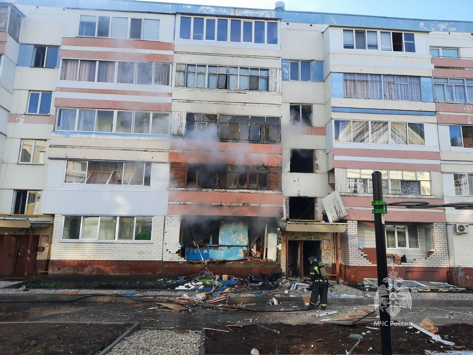 Два человека пострадали в пятиэтажке Нижнекамска после взрыва газа и последующего пожара