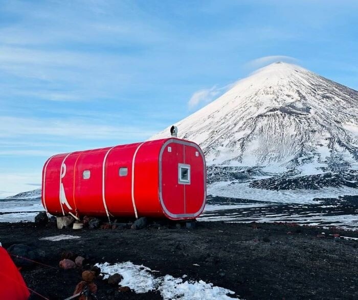 "Модуль жизни" для туристов установили возле Ключевского вулкана на Камчатке